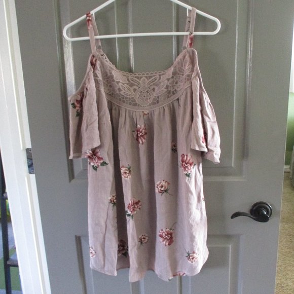 Mauve floral cold shoulder top NWOT - Picture 6 of 10